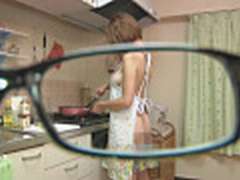 141215①裸エプロンで料理_キッチン_魔法のメガネ